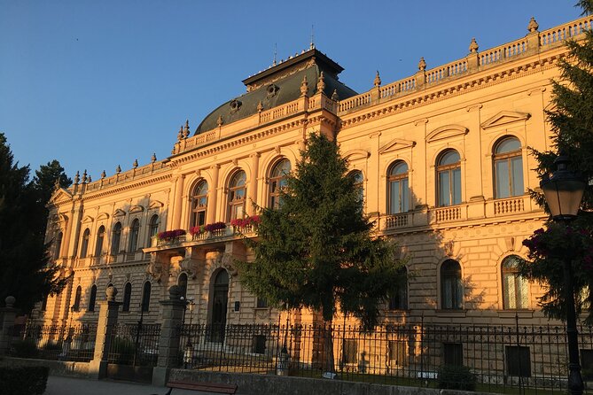 Belgrade City Walk, Gathering and Sightseeing - Hotel Moskva and Terazije Square: celebrity history in a city landmark