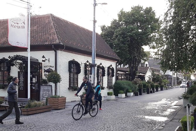 Belgrade sightseeing by car - Ada Ciganlija: a short hit at Sava river recreation