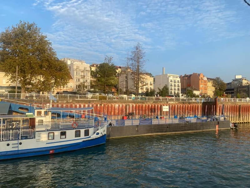 Belgrade: Sunset Cruise with Live Guide - On-board comfort, bar service, and hearing your guide